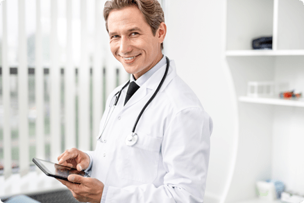 Lächelnder Arzt am Tablet